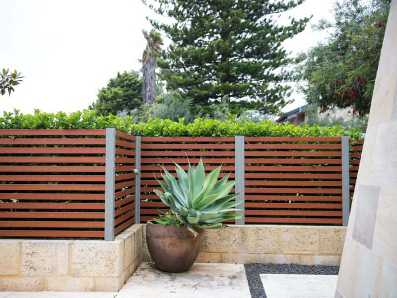 Aluminium wood-look screen fence with hedge