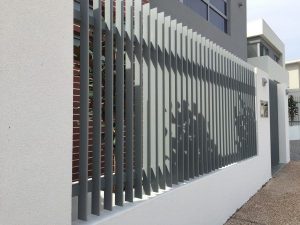 Thin-Razor-Look-Aluminium-Fencing-600x450