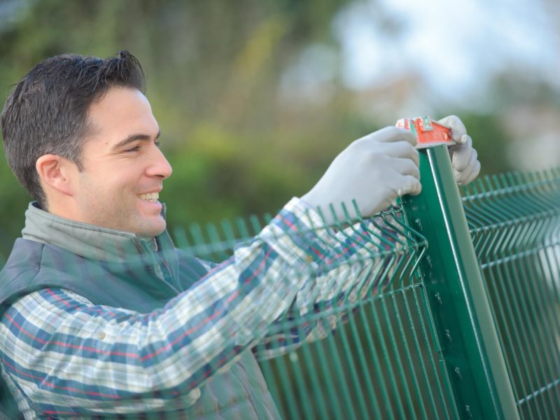 Fencing contractor working in Perth