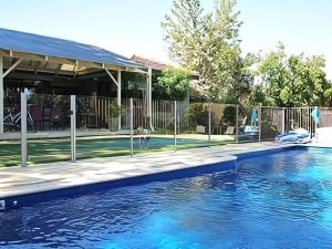 Semi-Frameless-Glass-Fencing-6-300x199